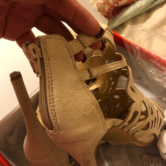 Tan heels - Picture 4 of 5